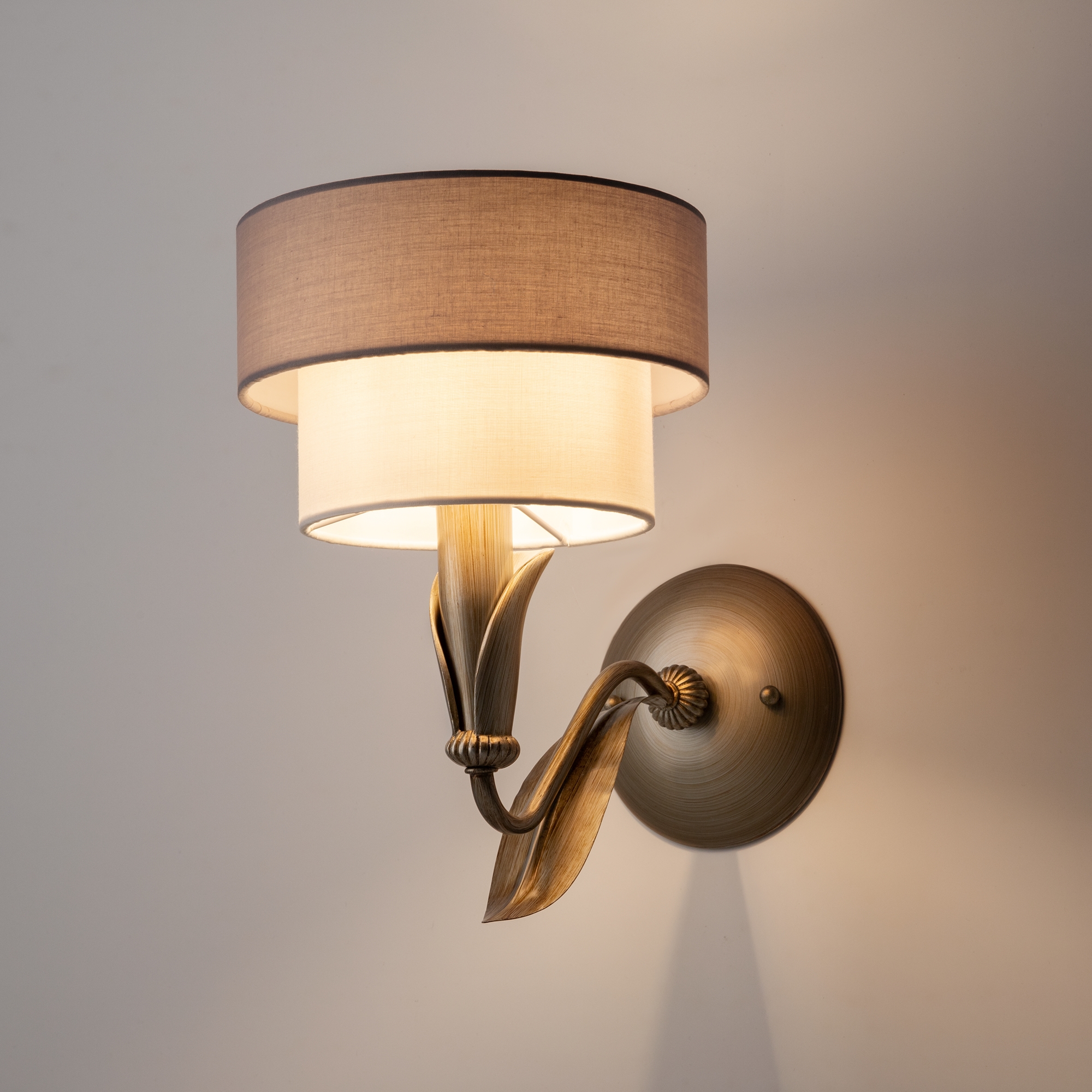 картинка Бра Maytoni Lillian H311-01-G магазин pro-decor.kz являющийся официальным дистрибьютором в Казахстане картинка Бра Maytoni Lillian H311-01-G от магазина pro-decor.kz