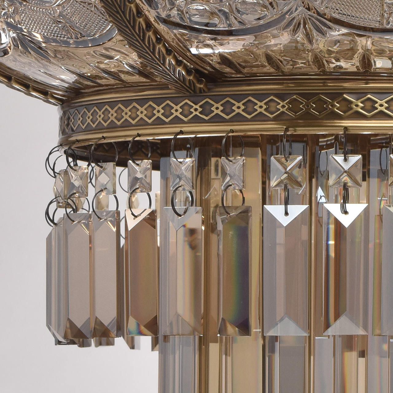 картинка Потолочный светильник Chiaro Диана 340011308 от магазина pro-decor.kz