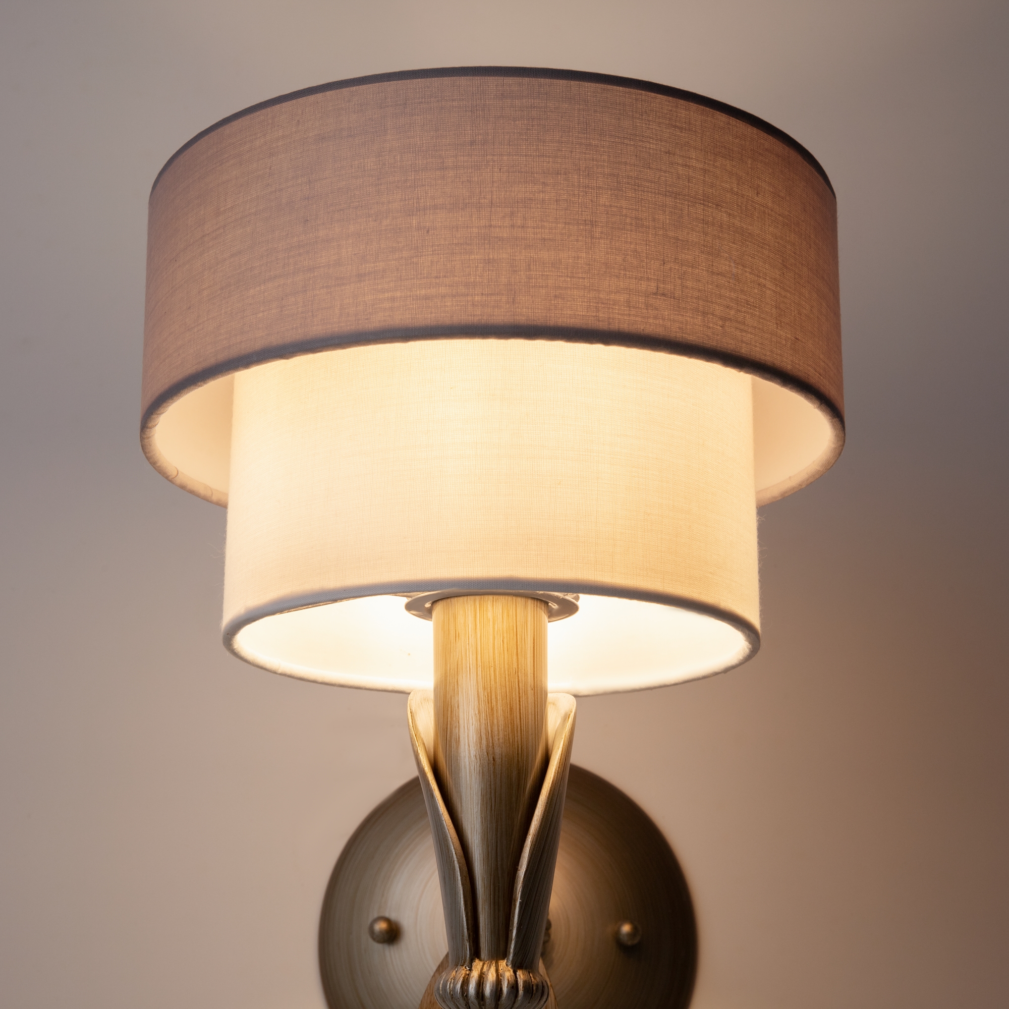 картинка Бра Maytoni Lillian H311-01-G магазин pro-decor.kz являющийся официальным дистрибьютором в Казахстане картинка Бра Maytoni Lillian H311-01-G от магазина pro-decor.kz