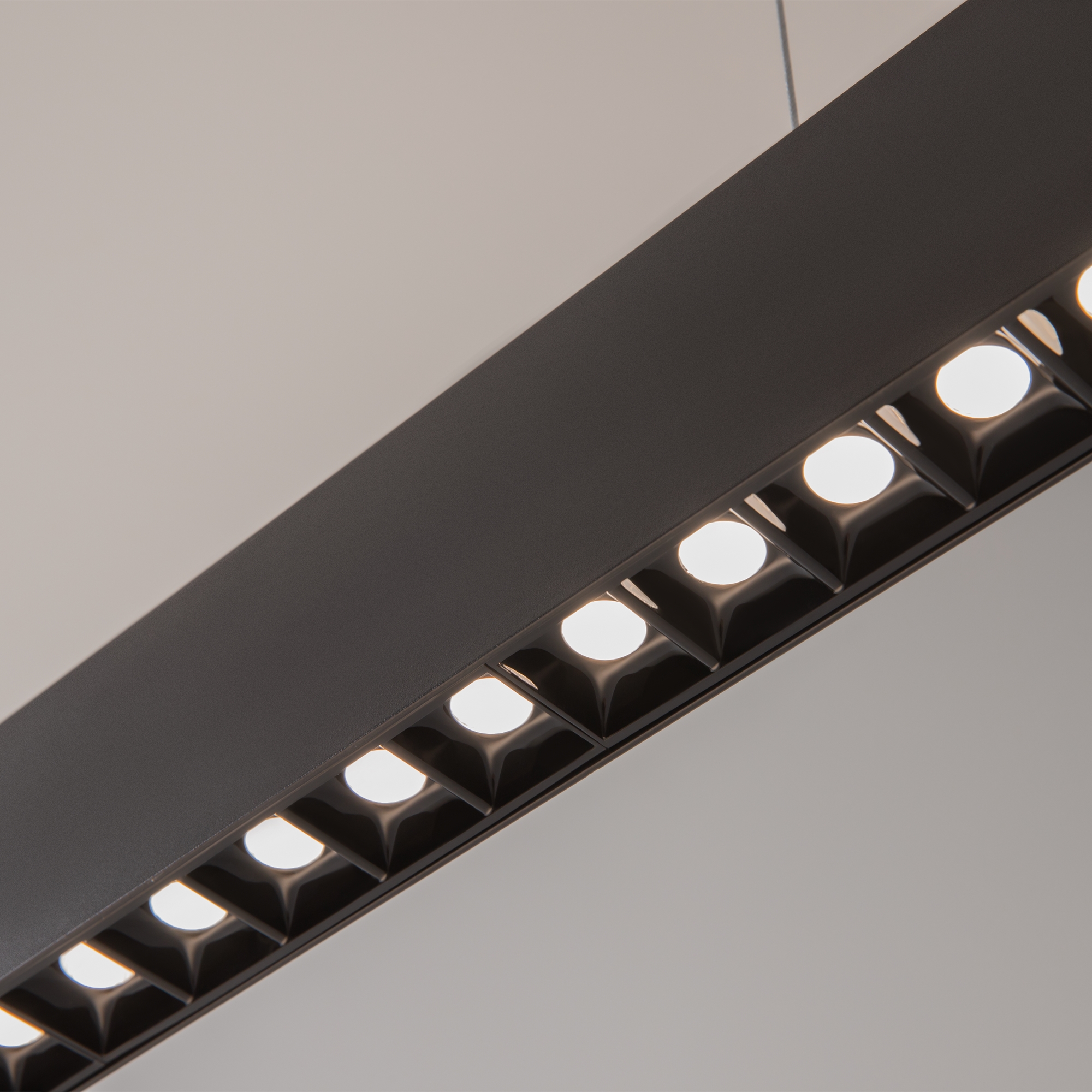 картинка Подвесной светодиодный светильник Maytoni Vinder P050PL-L40B4K от магазина pro-decor.kz