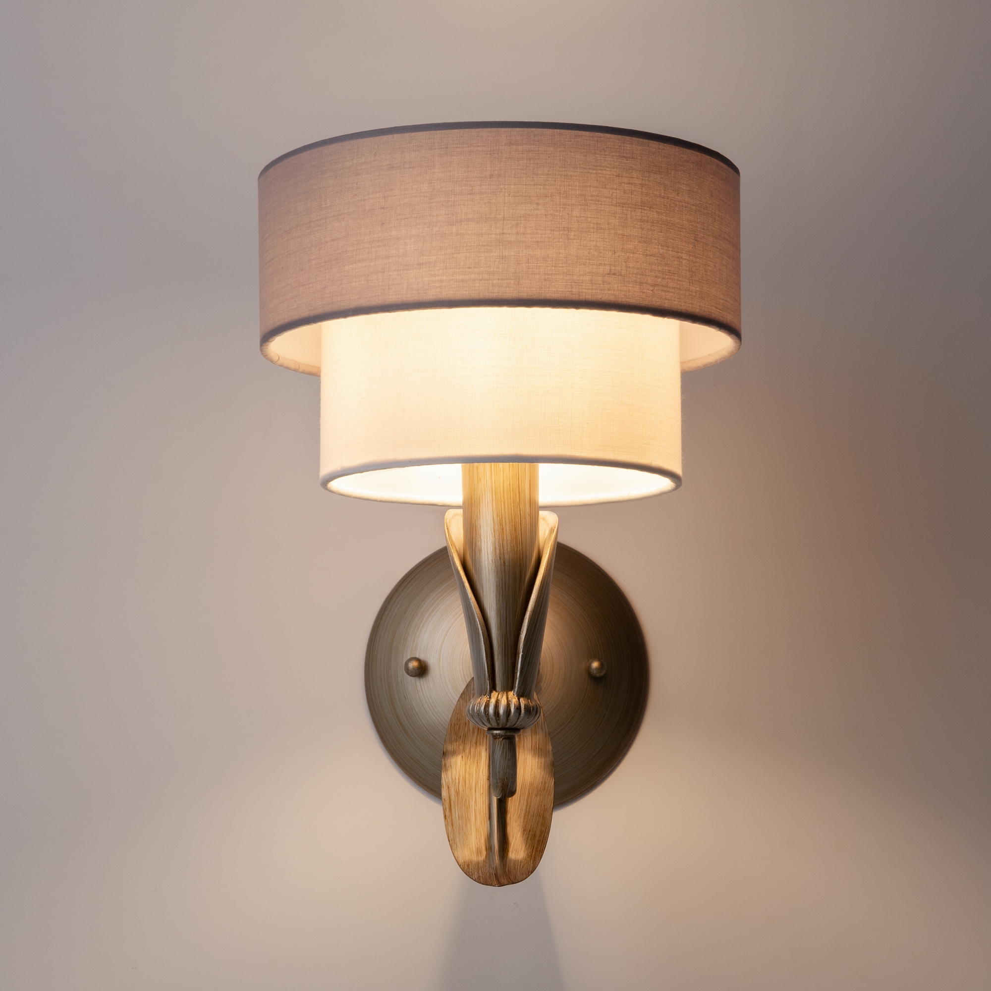картинка Бра Maytoni Lillian H311-01-G магазин pro-decor.kz являющийся официальным дистрибьютором в Казахстане картинка Бра Maytoni Lillian H311-01-G от магазина pro-decor.kz